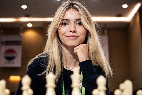 Chiec quan short khien nu kien tuong co vua ngai ngung hinh anh