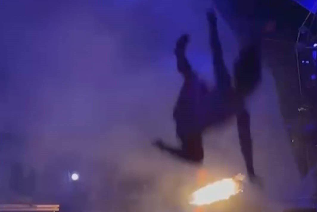 Vu cong nga tu tren cao khi trinh dien o Coachella hinh anh