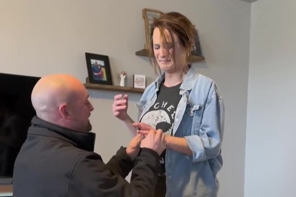 Nguoi phu nu giup chong cu cau hon ban gai moi hinh anh