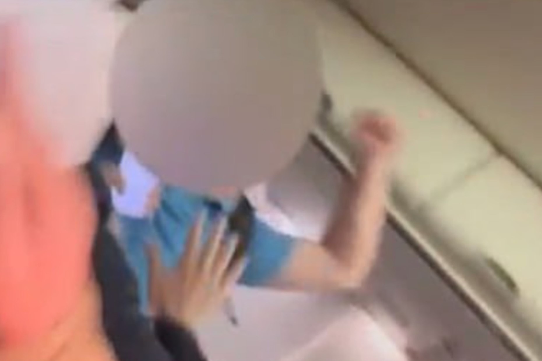 Hanh khach My bi cam bay vi dam tiep vien va doi nhay khoi may bay hinh anh