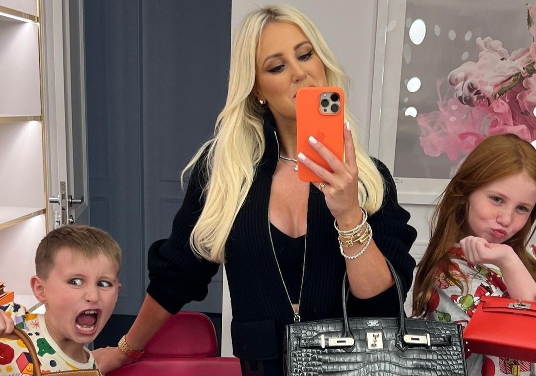 Thoi dai nhung dua tre kiem tien thay cha me hinh anh