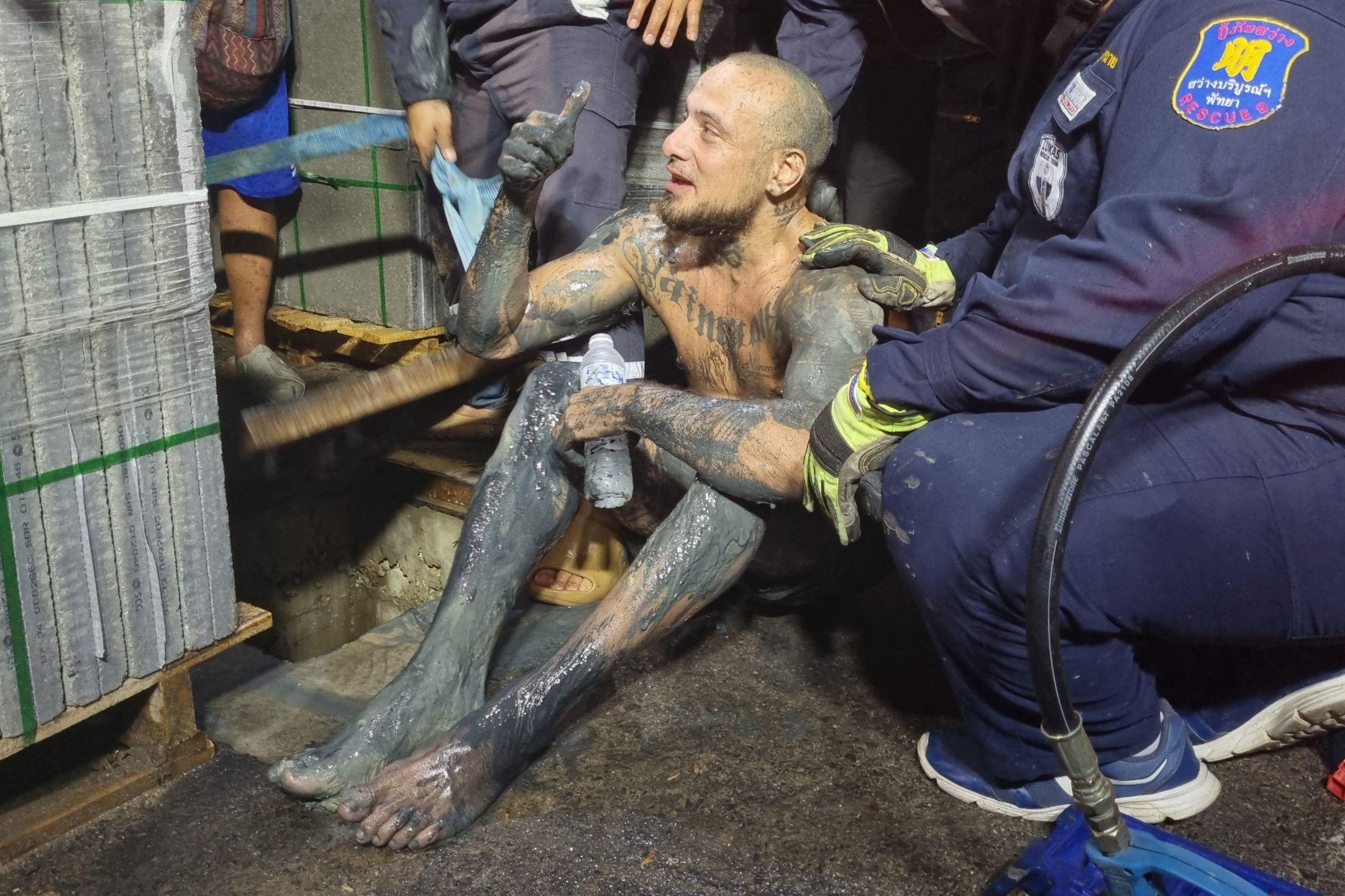 Mac ket 4 tieng duoi cong cua 'thanh pho toi loi' o Thai Lan hinh anh