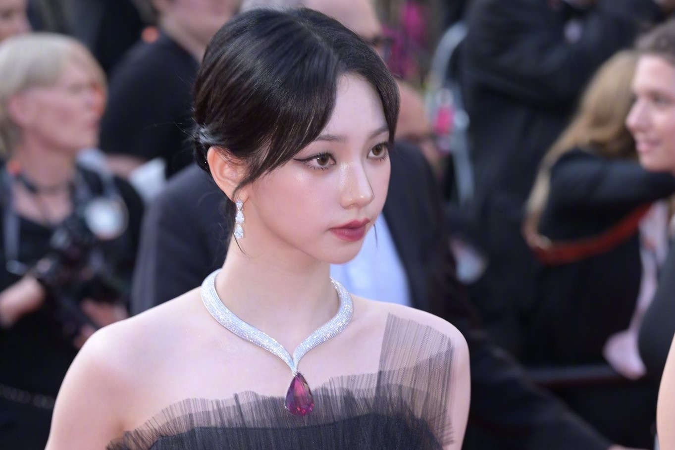 Trang suc 1,4 trieu USD tren co Karina (aespa) tai Cannes 2023 hinh anh