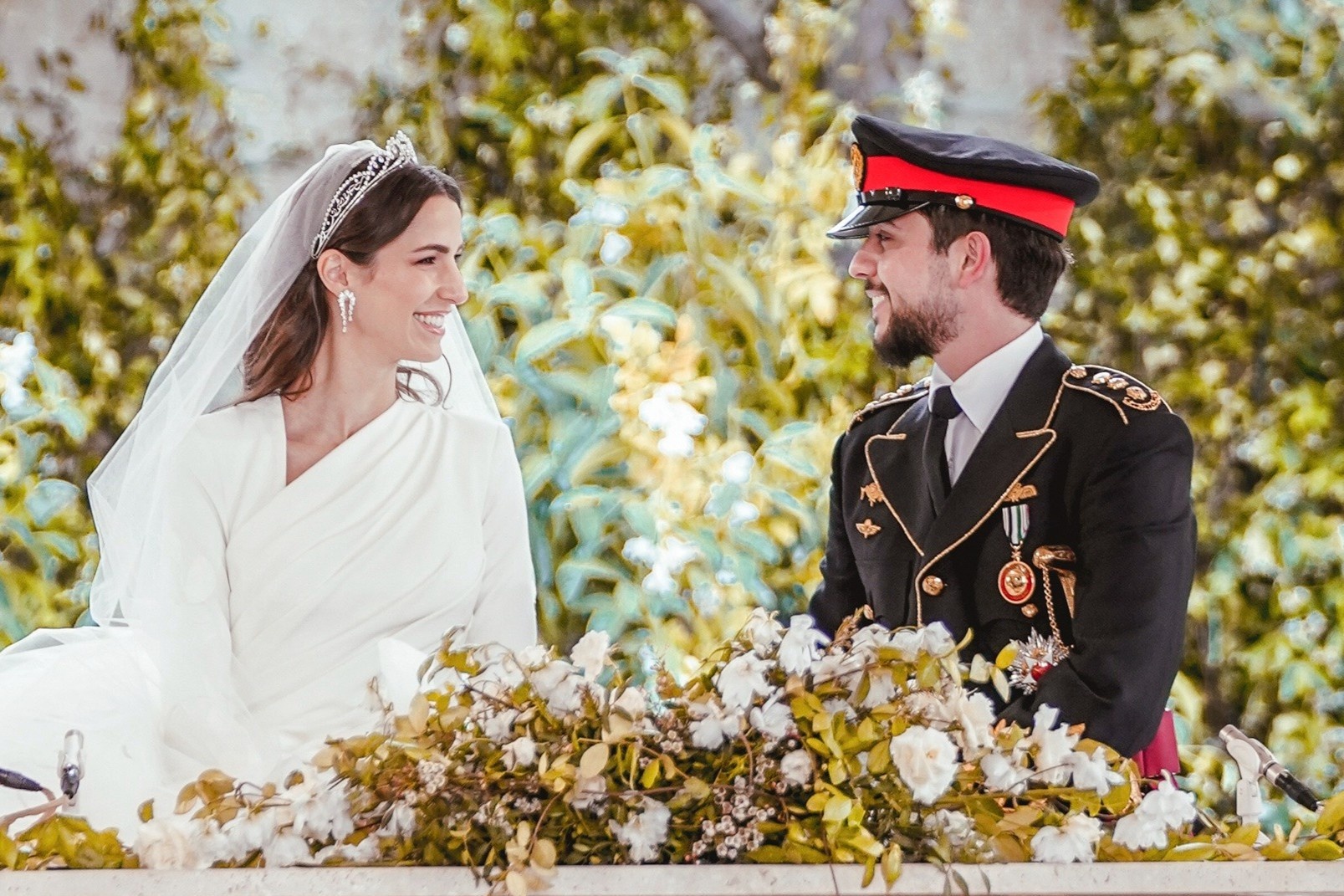 Ben trong dam cuoi trang le cua Thai tu Jordan va con gai ty phu hinh anh