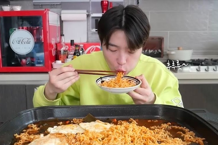 YouTuber noi tieng Han Quoc gay soc vi mang chui nguoi yeu cu hinh anh