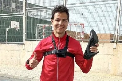 Ky luc Guinness chay 100 m tren giay cao got hinh anh