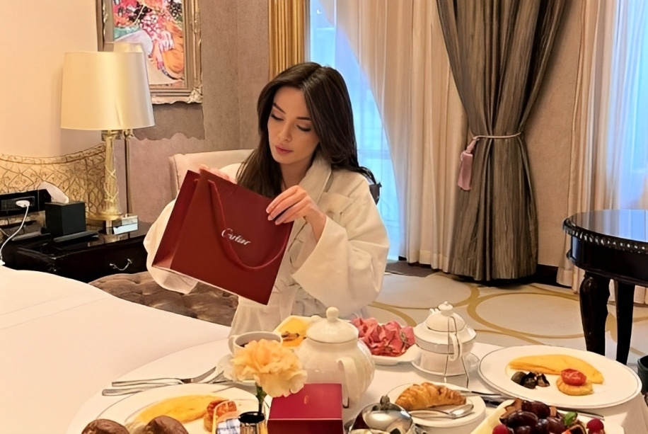 Kien ban gai cu, doi qua 37.000 USD hau chia tay hinh anh