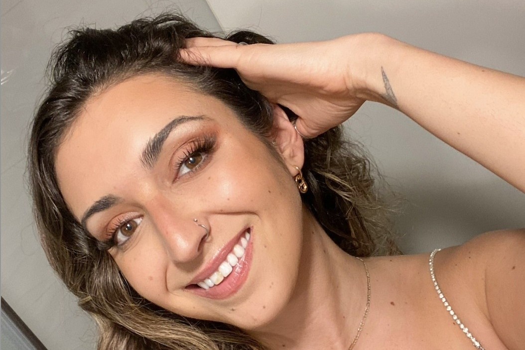 Di du lich khap noi, co gai van kiem 4.000 USD moi thang hinh anh