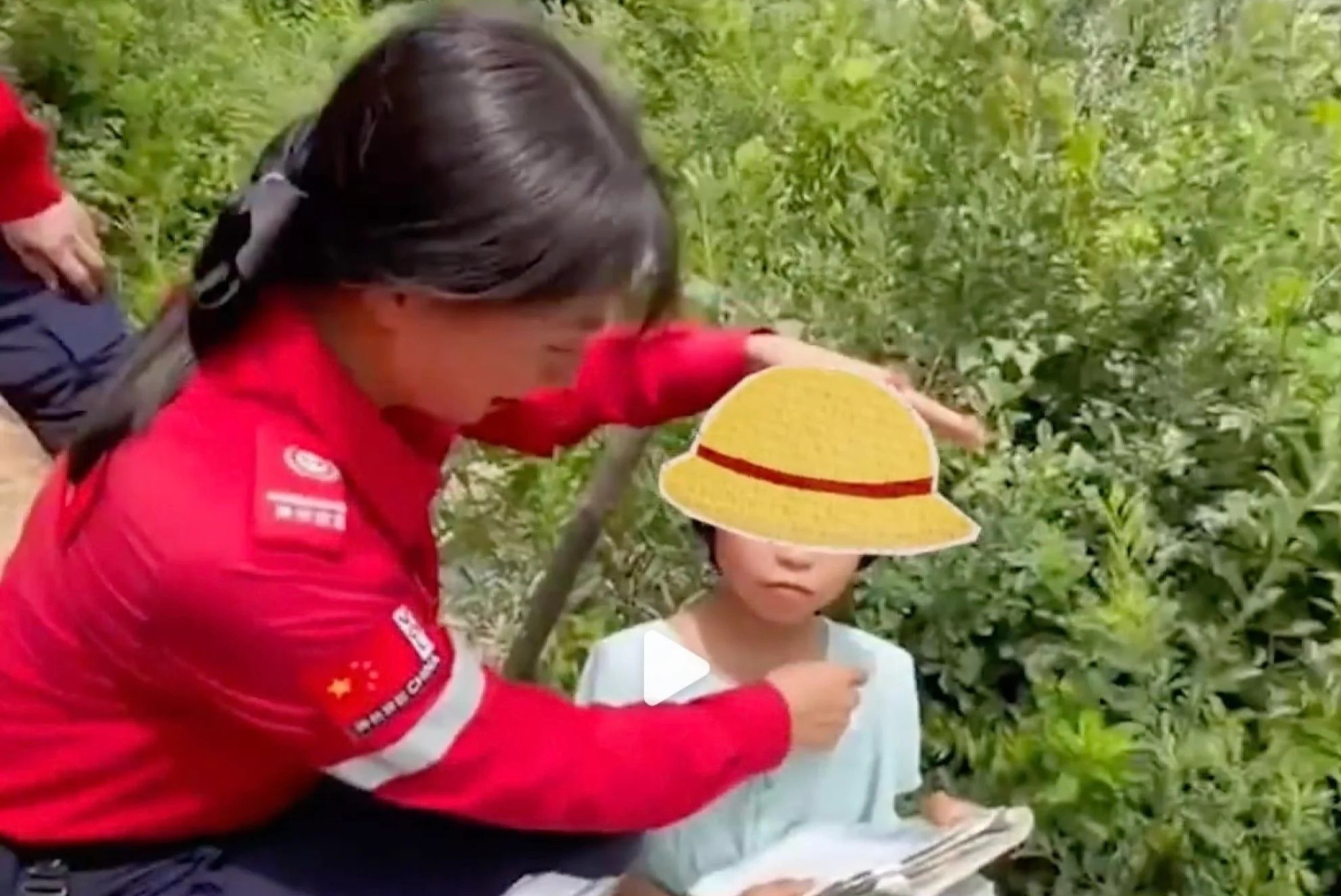 bé gái thăm mộ ảnh 1 be gai tham mo anh 1