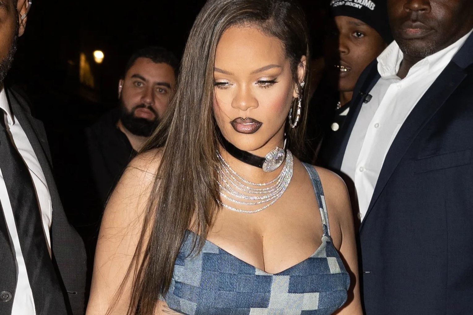 Deo dong ho tren tay xua roi, phai deo o co nhu Rihanna hinh anh