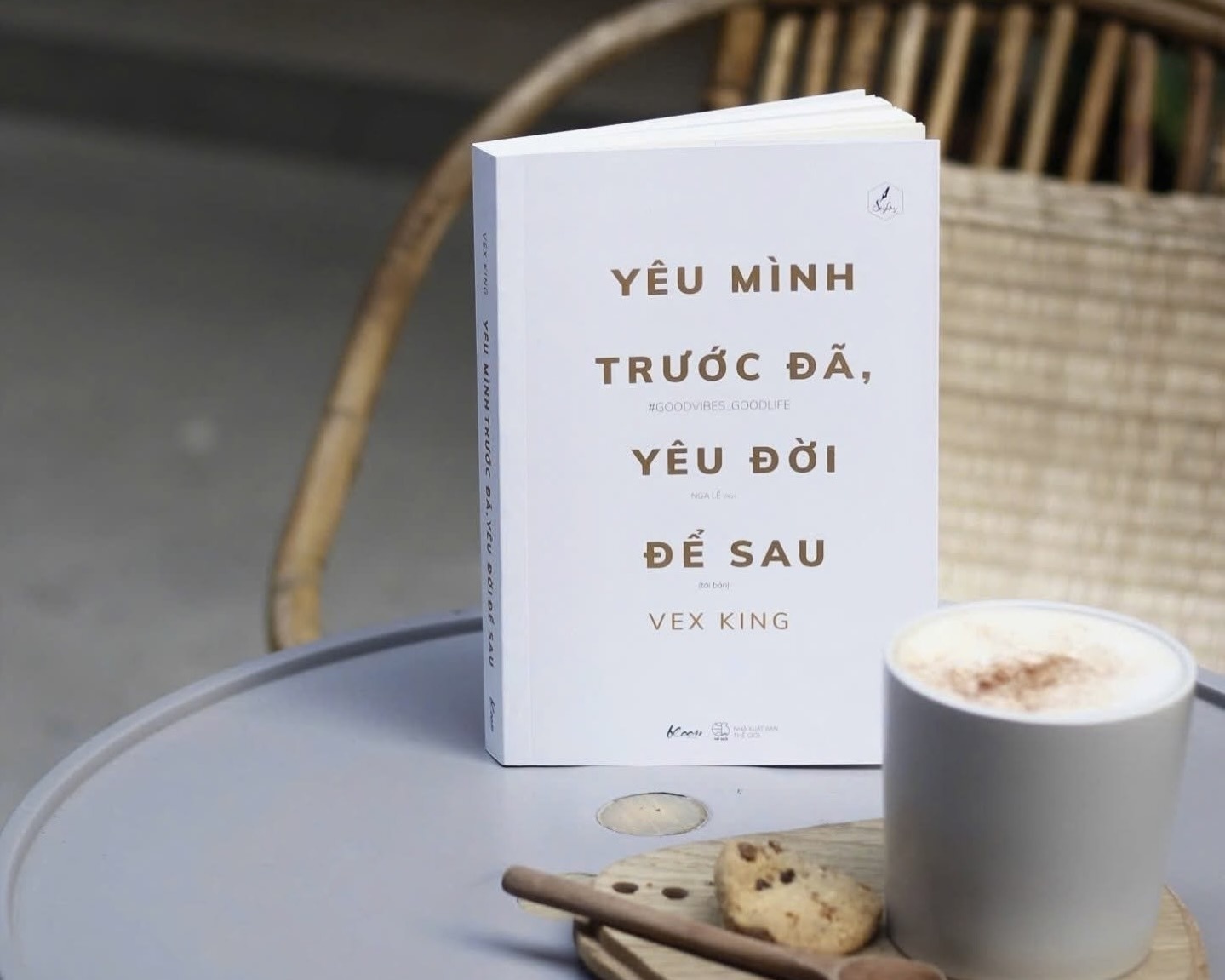 đọc s&aacute;ch,  Jeeno Thitikul,  Vex King ảnh 2