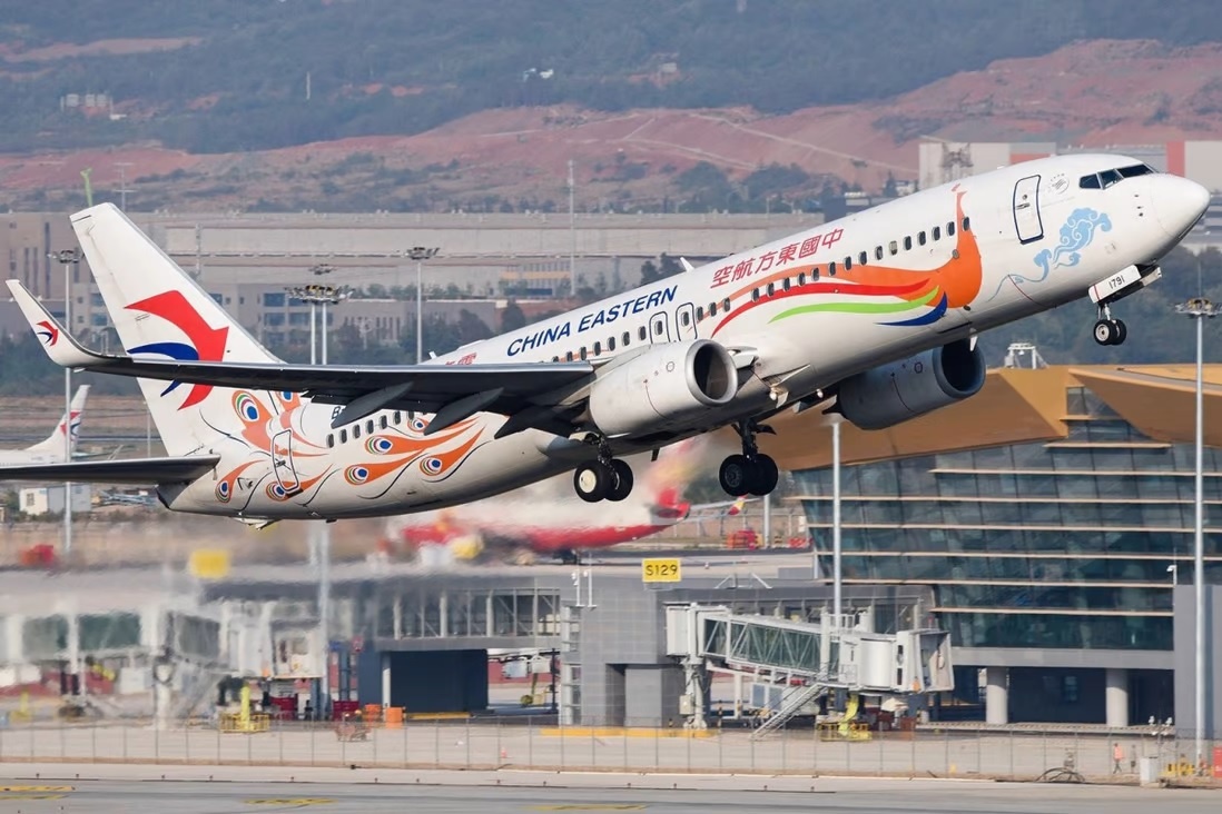 May bay Trung Quoc cho 132 nguoi roi, gay ra chay lon hinh anh