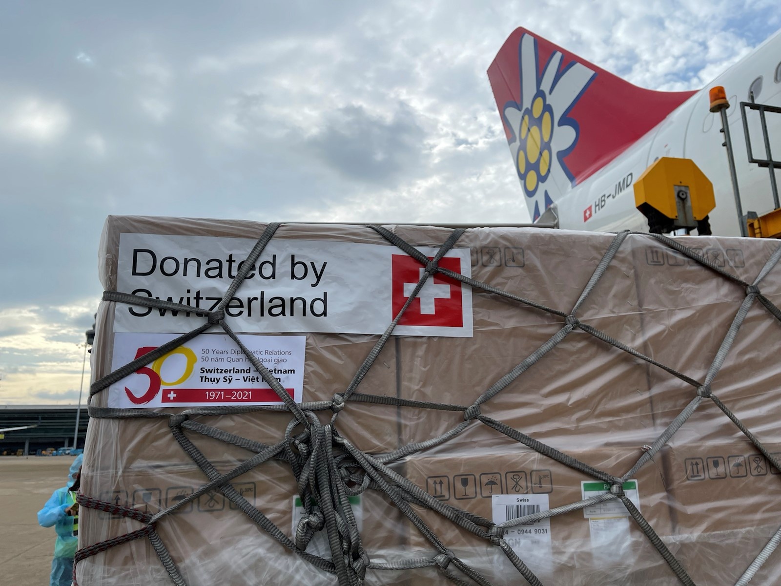 Viet Nam tiep nhan 13 tan thiet bi y te do Thuy Si tang hinh anh