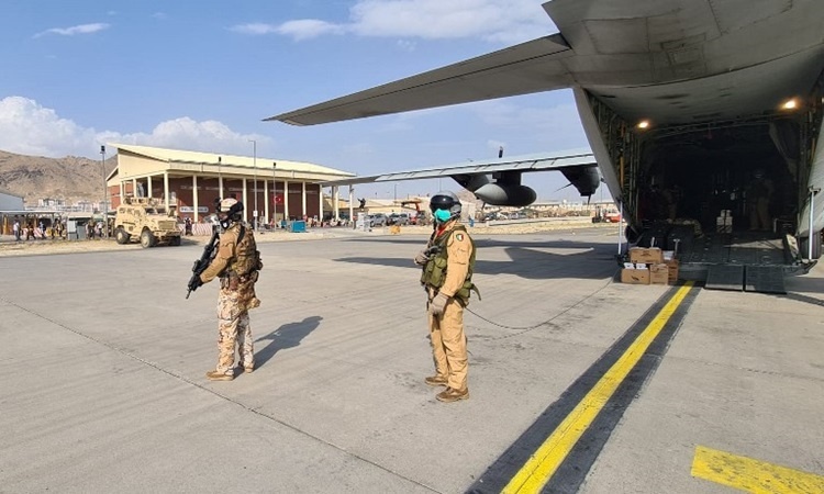 No sung tai san bay Kabul khi may bay quan su Italy cat canh hinh anh