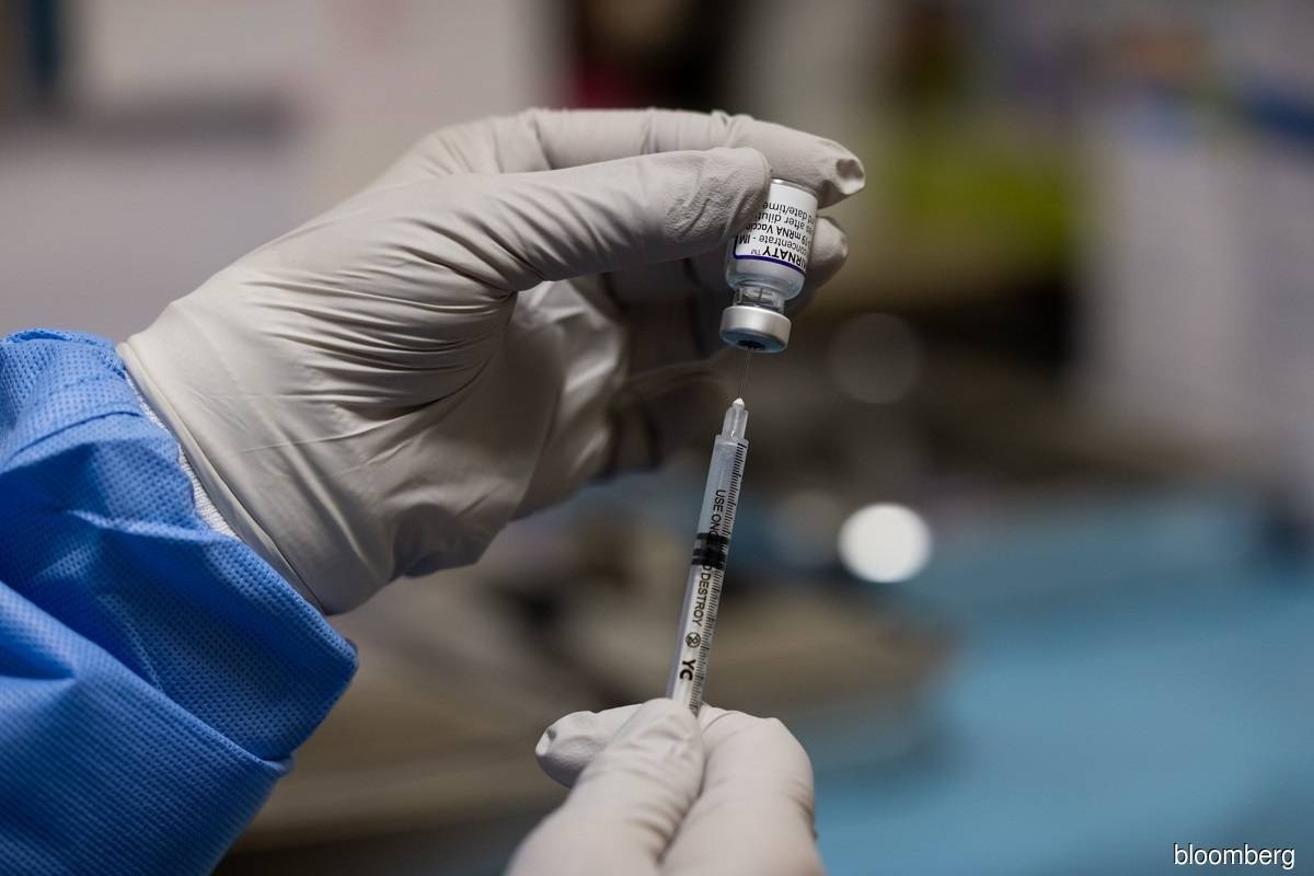 WHO dao nguoc tuyen bo ve mui tiem vaccine Covid-19 thu ba hinh anh