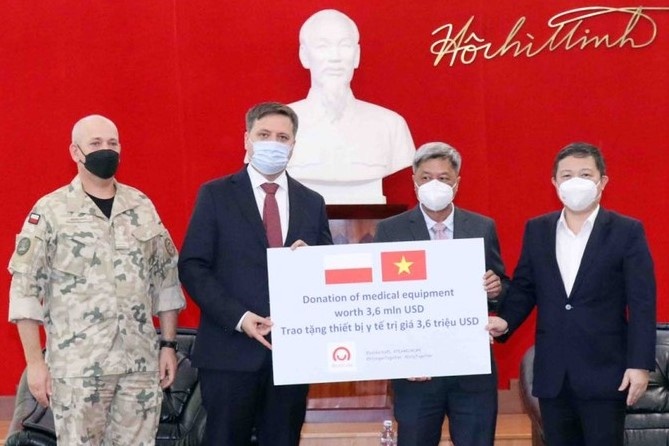 Viet Nam nhan thiet bi va vat tu y te tri gia 4 trieu USD tu Ba Lan hinh anh