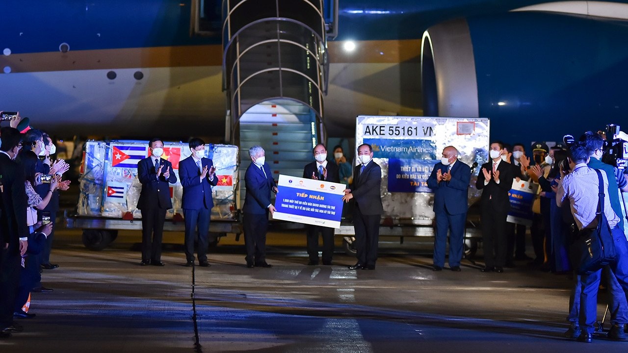 Viet Nam tiep nhan vaccine tu Cuba anh 1
