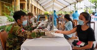 Giua luc mo cua, so ca mac o Campuchia tiep tuc thap ky luc hinh anh