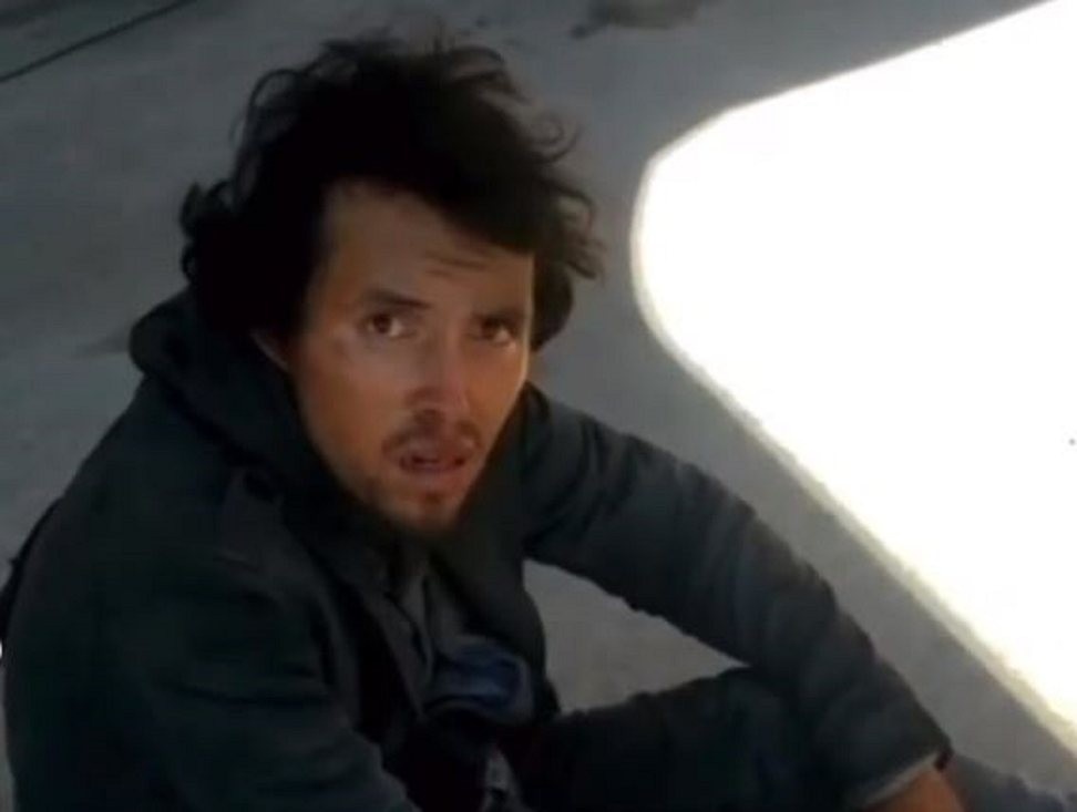 Nguoi dan ong bam cang may bay tu Guatemala toi My hinh anh