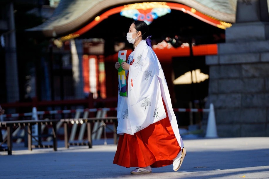 Dieu gi giup Nhat nguoc dong lan song Omicron? hinh anh