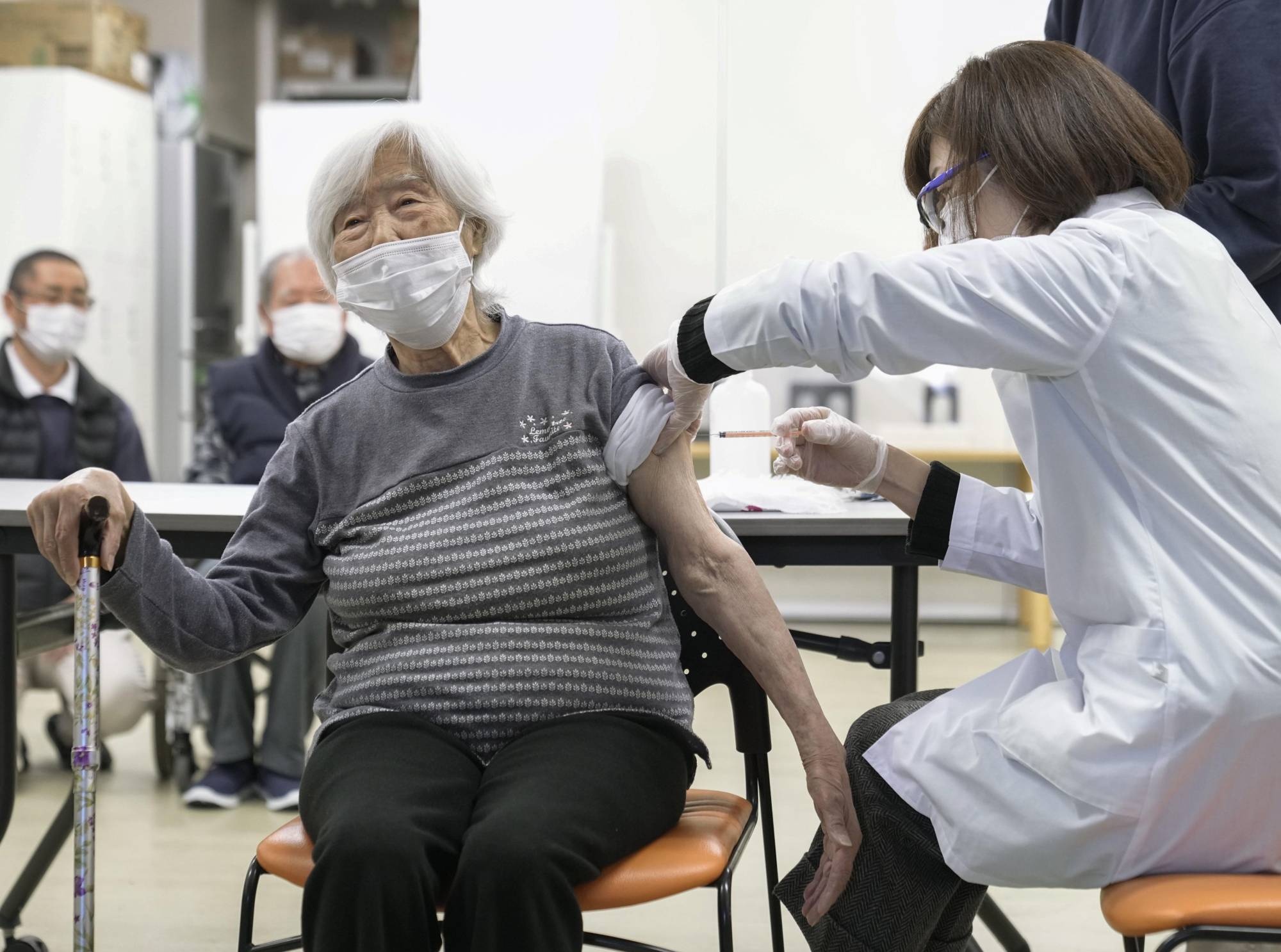 Khang the chong virus corona tang 45 lan sau mui tiem thu 3 hinh anh