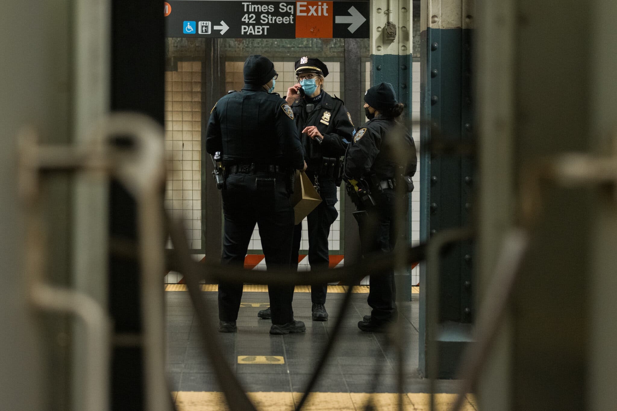 xô ngã vào đường ray tàu điện ngầm ảnh 3 xo nga vao duong ray tau dien ngam anh 3