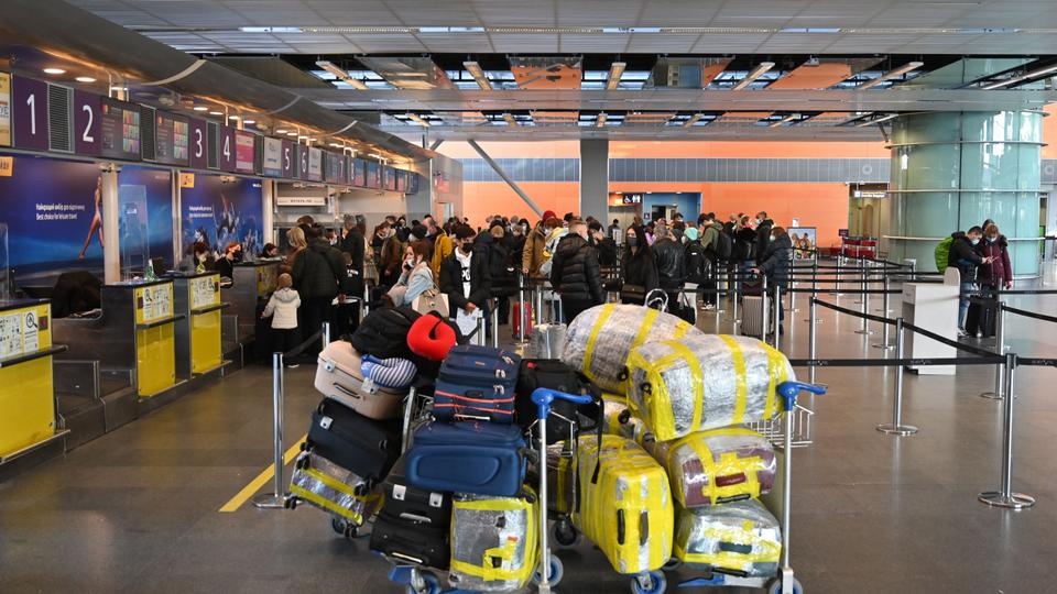 Buc tranh trai nguoc tai san bay o Ukraine hinh anh