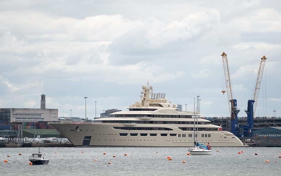 sieu du thuyen cua ty phu Nga anh 1
