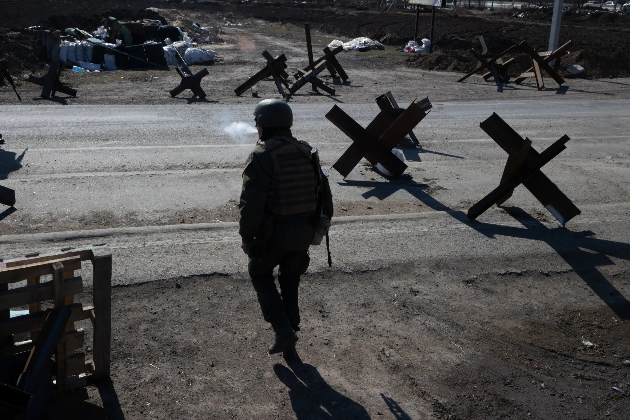 Doanh trai quan su o Mykolaiv bi ten lua san phang hinh anh