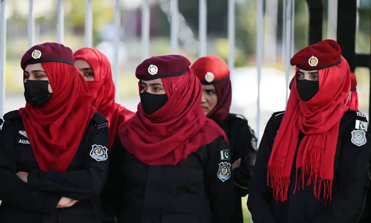 Dan Pakistan xuong duong sau khi thu tuong bi phe truat hinh anh