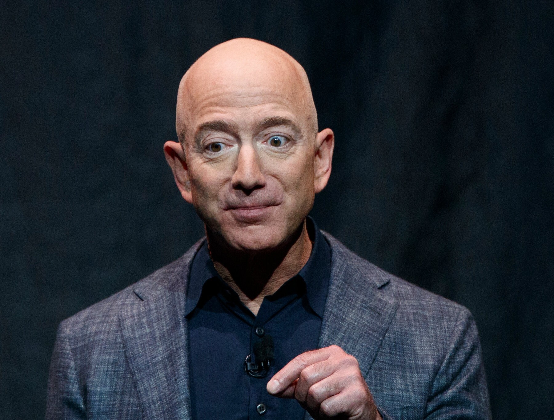 Tai san cua ty phu Bezos 'bi thoi bay' 20 ty USD trong vai gio hinh anh