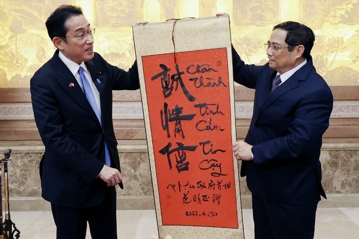 Ba chu trong buc thu phap the hien chinh xac moi quan he Viet - Nhat hinh anh