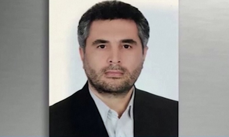 Tay sung di moto am sat dai ta Ve binh Cach mang Iran giua pho hinh anh