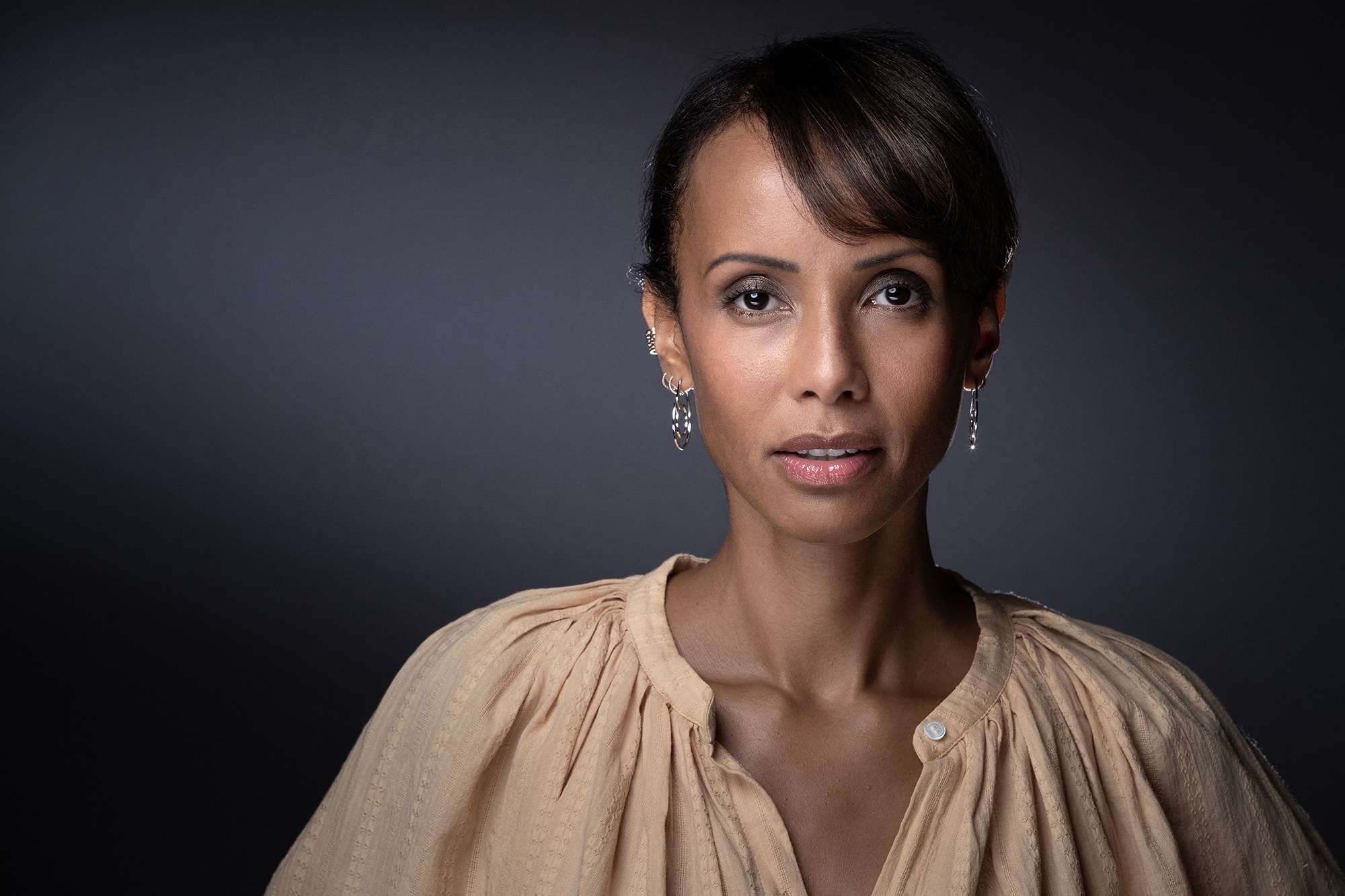 hoa hau Phap bi dieu tra anh 1