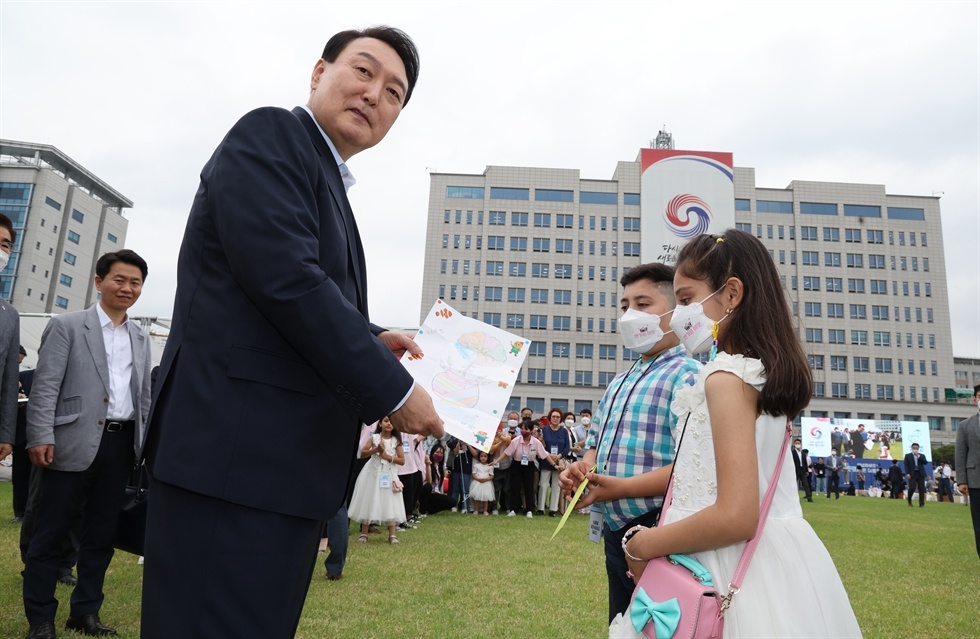 Tong thong Han Quoc chuyen ve van phong moi hinh anh