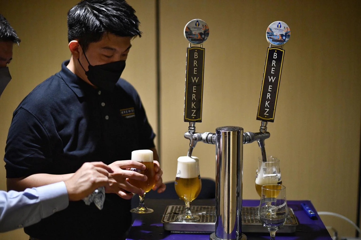 Bia lam tu nuoc thai toilet da qua xu ly gay chu y o Singapore hinh anh