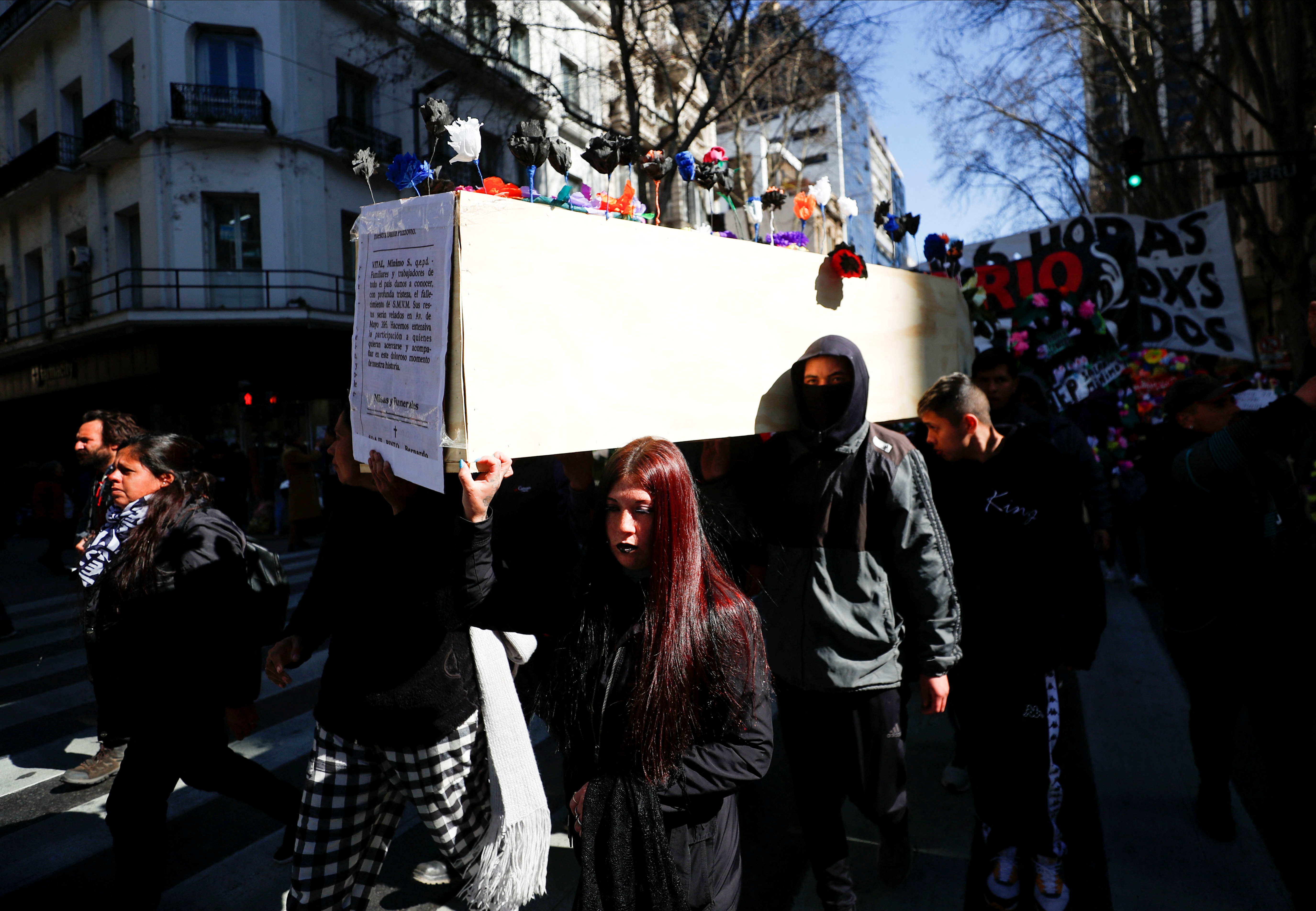 Dan Argentina: Dong luong 'da chet' hinh anh