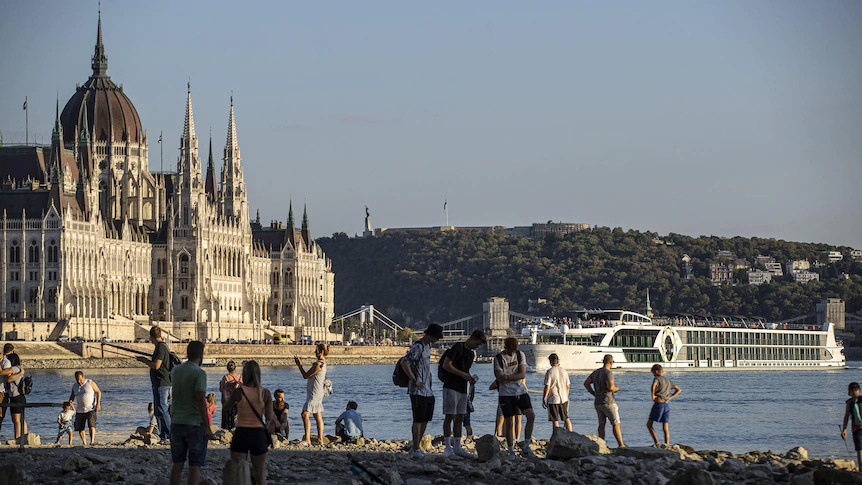 Lanh dao co quan thoi tiet Hungary mat ghe vi troi khong mua hinh anh