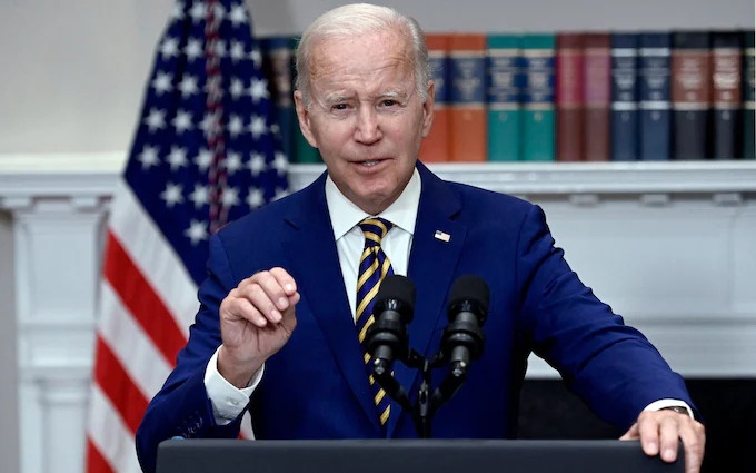 Tong thong Biden bat ngo chi trich gay gat ong Trump hinh anh