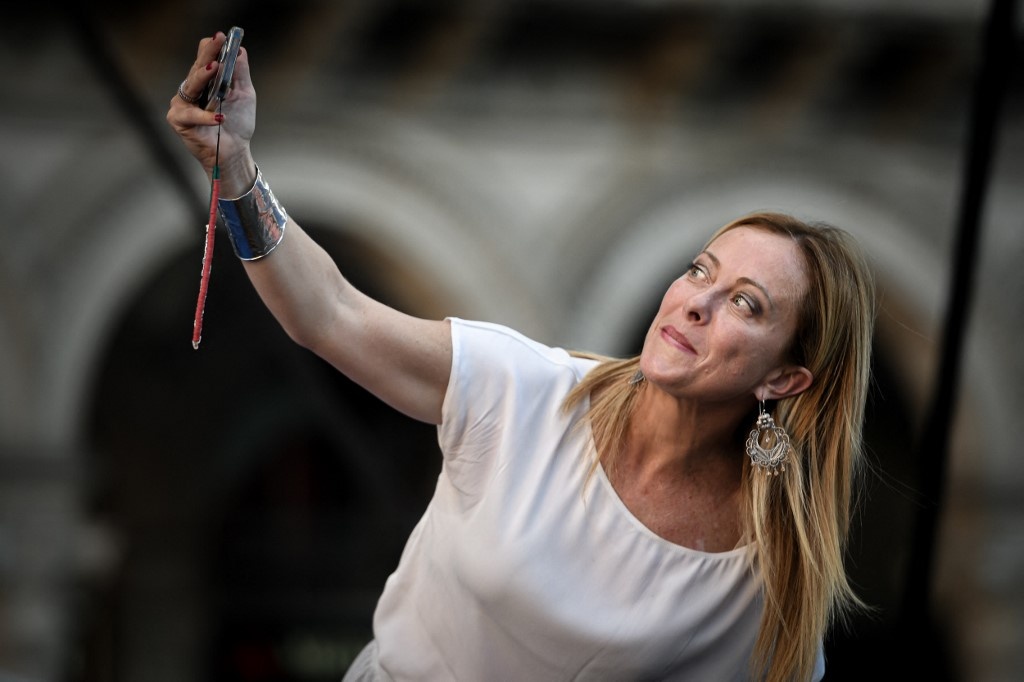 Nguoi phu nu khien nen dan chu Italy thap thom hinh anh