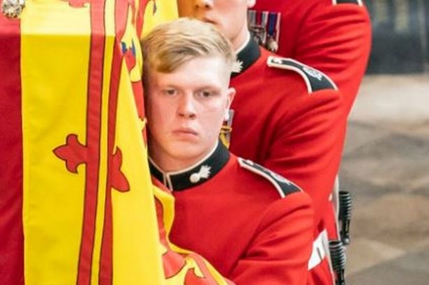 Nguoi me bat ngo phat hien con trai khieng linh cuu nu hoang Anh hinh anh