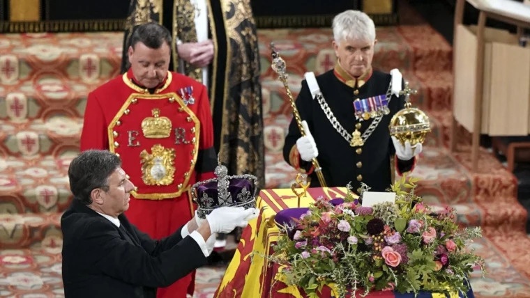 Khoanh khac bau vat hoang gia duoc lay ra khoi linh cuu nu hoang Anh hinh anh