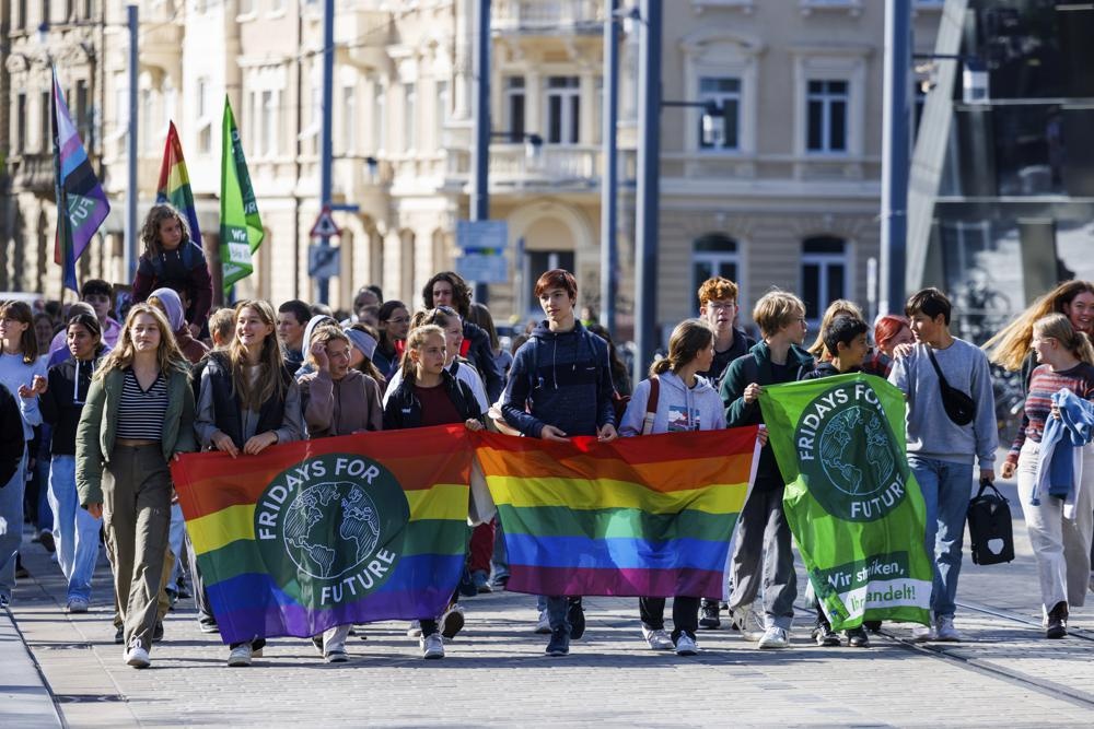 Co mot cuoc bieu tinh dang xay ra tren khap the gioi hinh anh