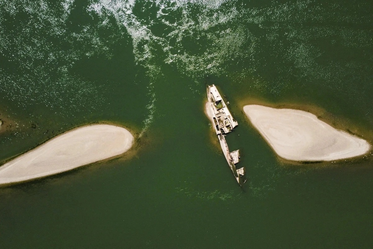 Noi lo lon tu nhung xac tau chien lo ra giua long song chau Au hinh anh