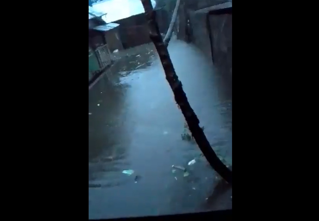 Thu do Philippines mua lon sau khi bao Noru do bo hinh anh