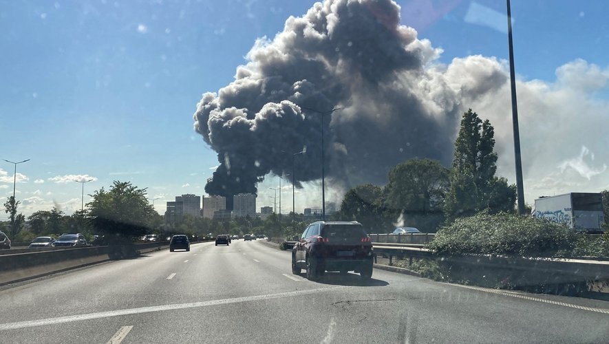 Cot khoi khong lo boc len tu cho nong san lon nhat the gioi hinh anh