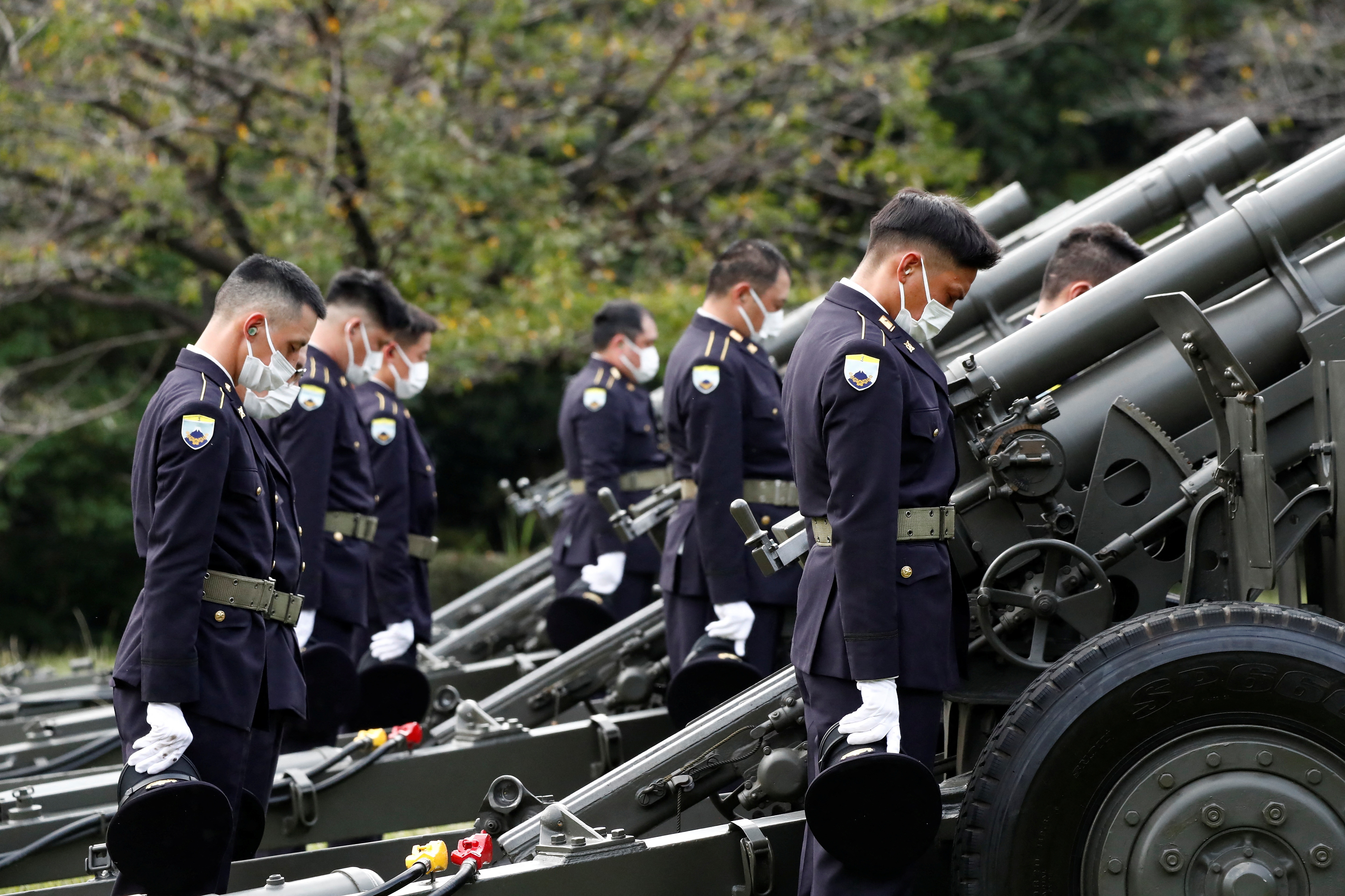 Tieu binh Nhat ban 19 phat dai bac khi tro cot ong Abe toi vo dao quan hinh anh