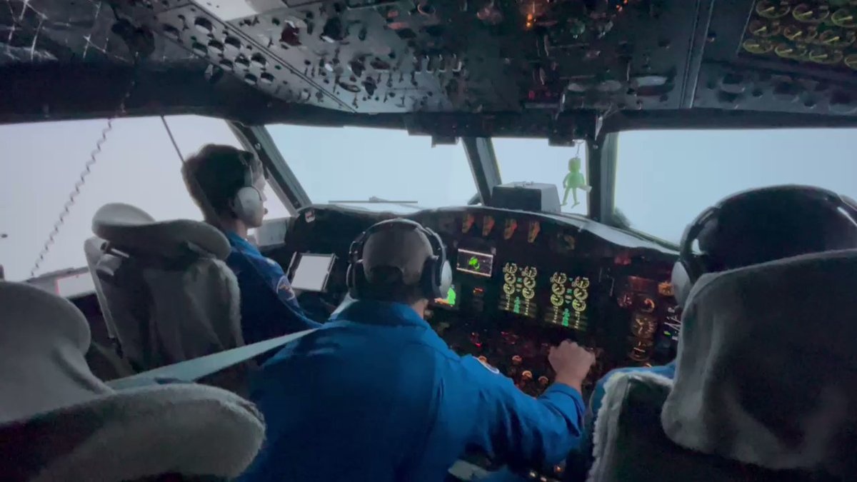 Chuyen bay kinh hoang vao bao Ian hinh anh