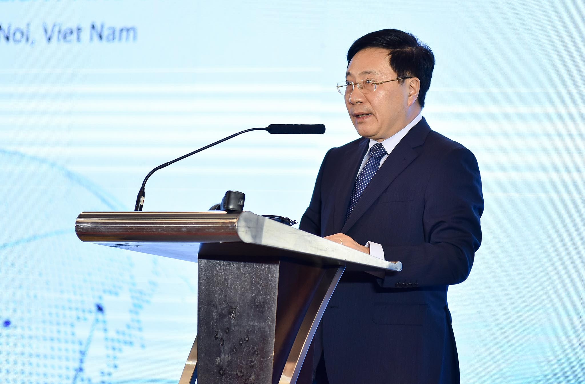 Chia khoa vuot kho truoc nhung bat on toan cau hinh anh