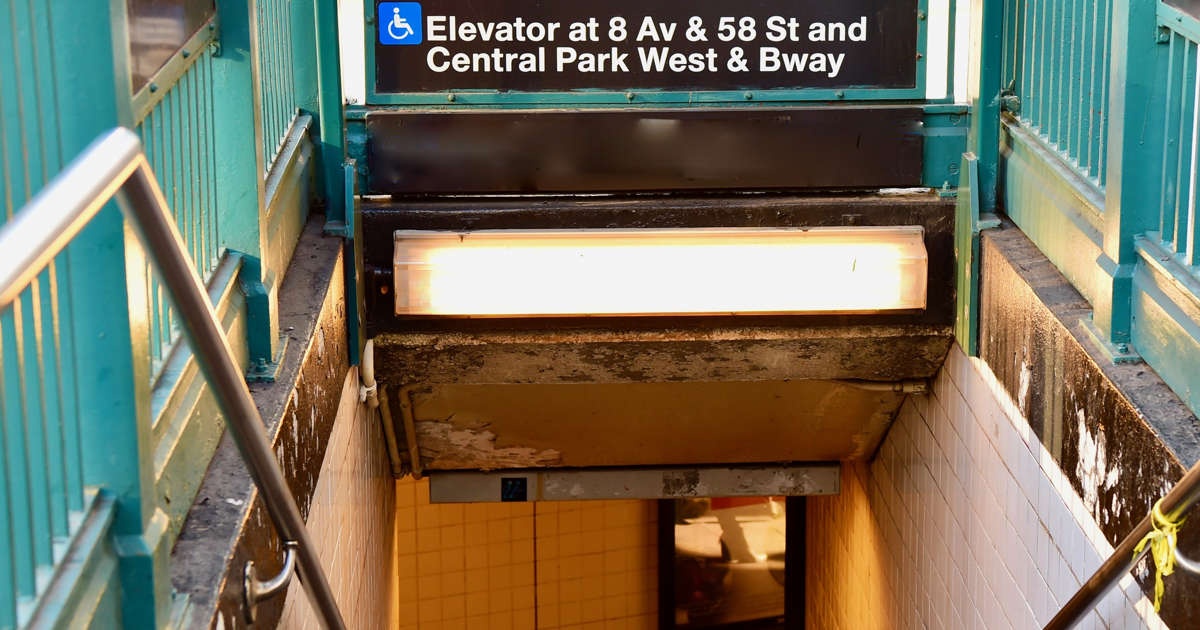 Tu nan vi bi ket quan ao vao cua tau o New York hinh anh